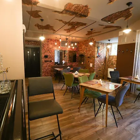 Boutique Ambiente ****+ فندق كارلوفي فاري